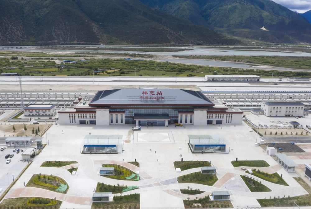 林芝站设计运用雪白,藏红等独具民族特色的色彩,体现雅鲁藏布江大