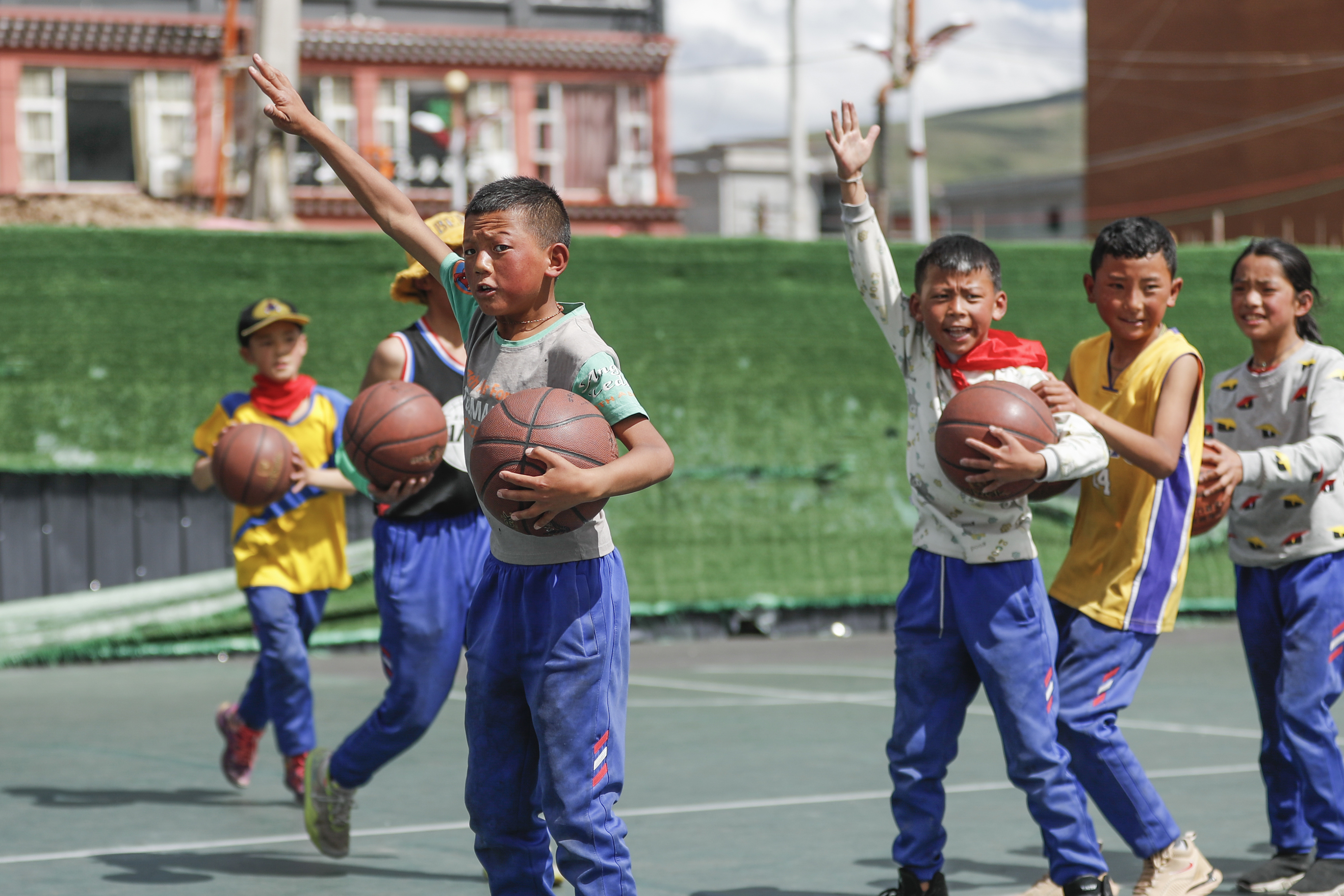 图为四川省阿坝藏族羌族自治州阿坝县民族寄宿制小学的学生在体育课