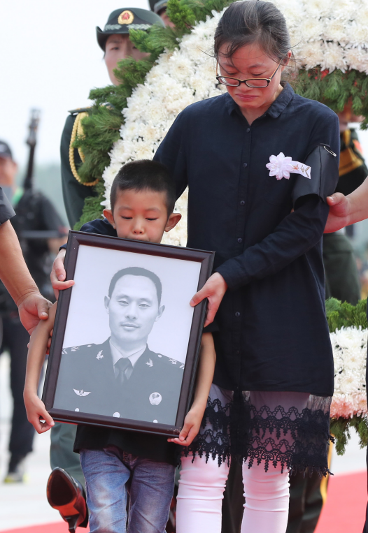 中国蓝盔有一种牺牲在万里之外深切缅怀在国际维和行动中牺牲的中国