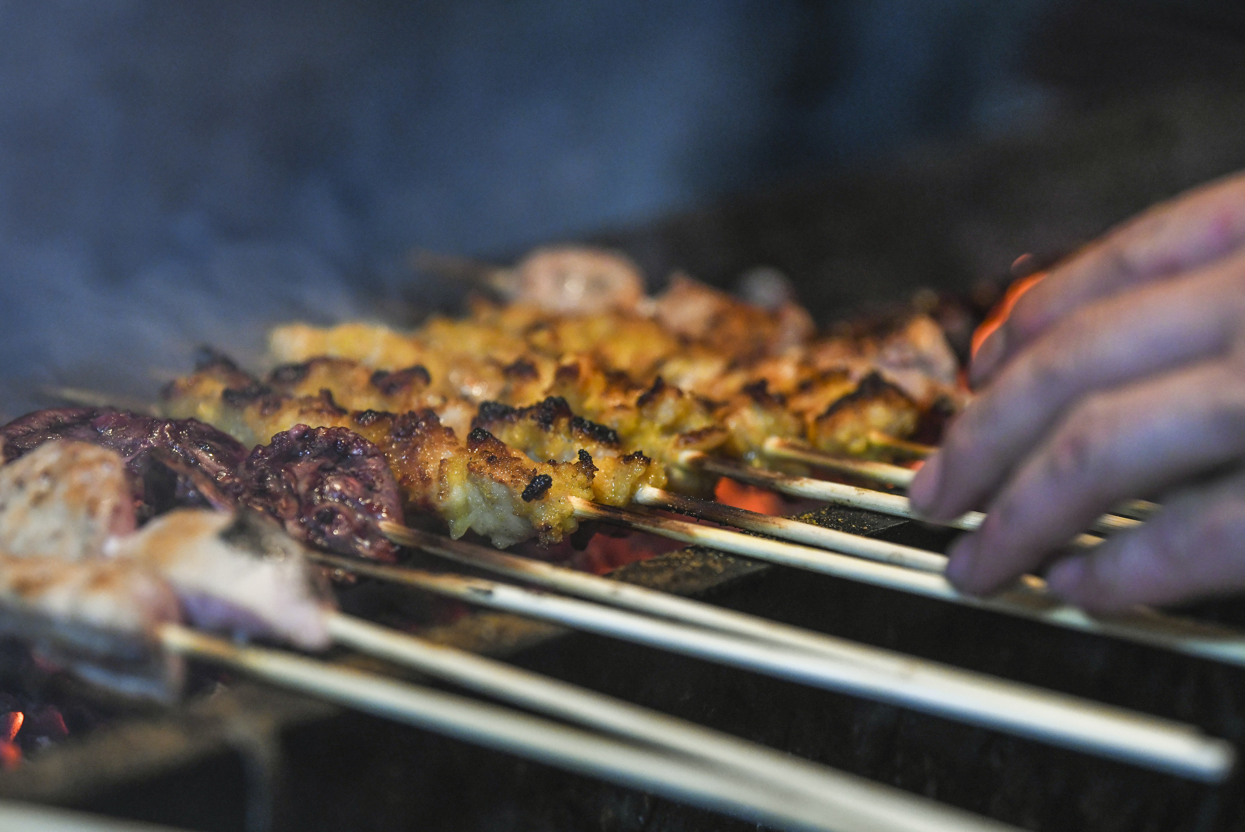 2020年赵川在新疆和田县塔瓦库勒乡驻村扶贫时,和其他干部一起就烧烤