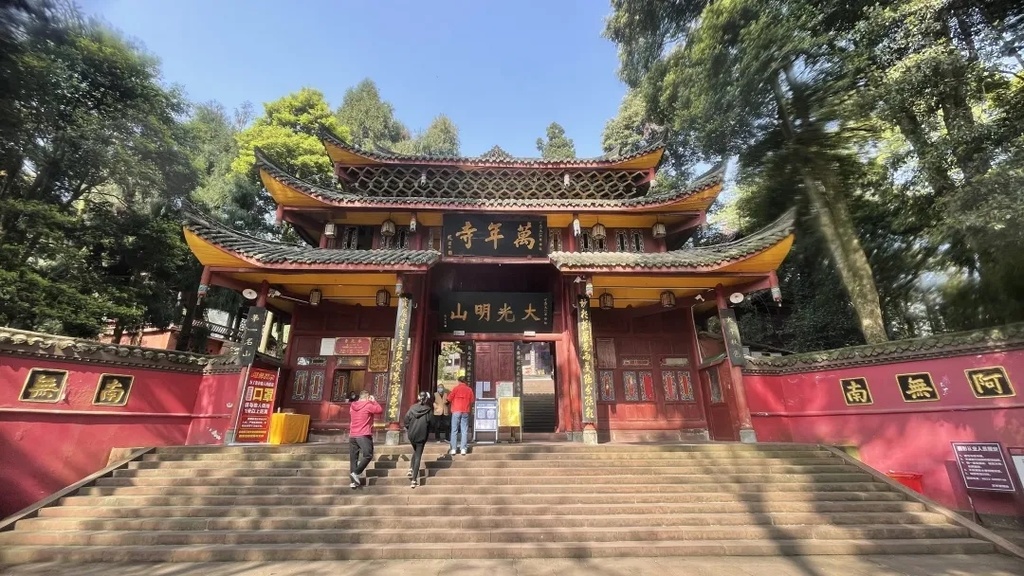 小长假第二天各地迎来出游高峰文博游持续火爆同比增长近5倍