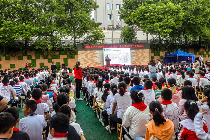 全民国防教育日两地人武部走进校园开展国防教育活动