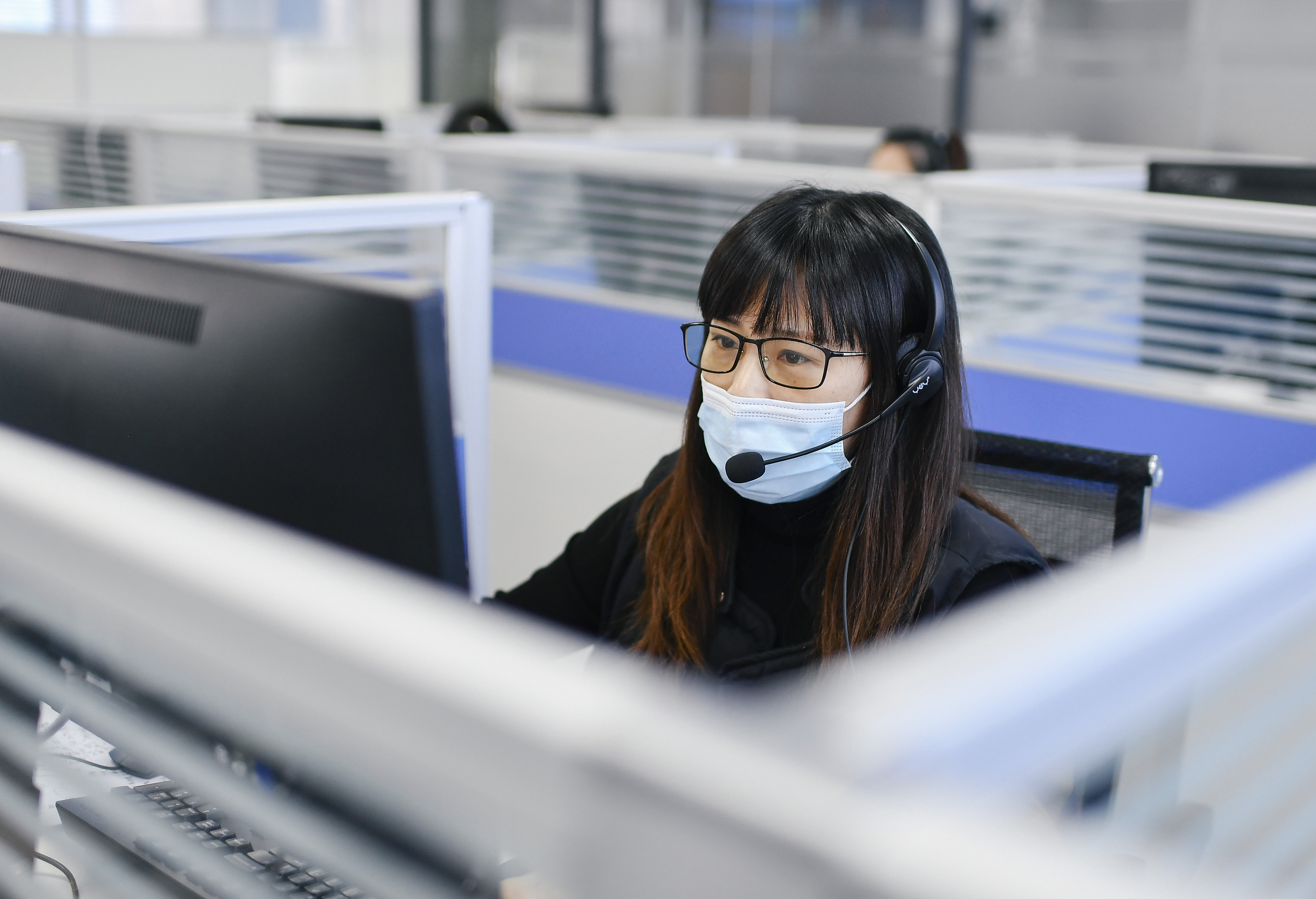 为了及时准确答复群众,全体话务员提前加班加点学习疫情防控指挥部