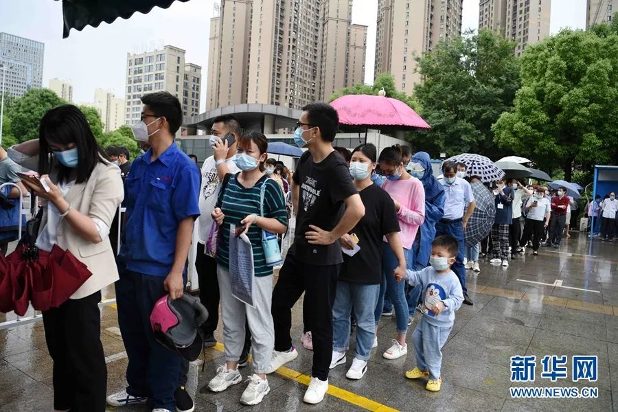 安徽防疫一线目击人们排队接种疫苗