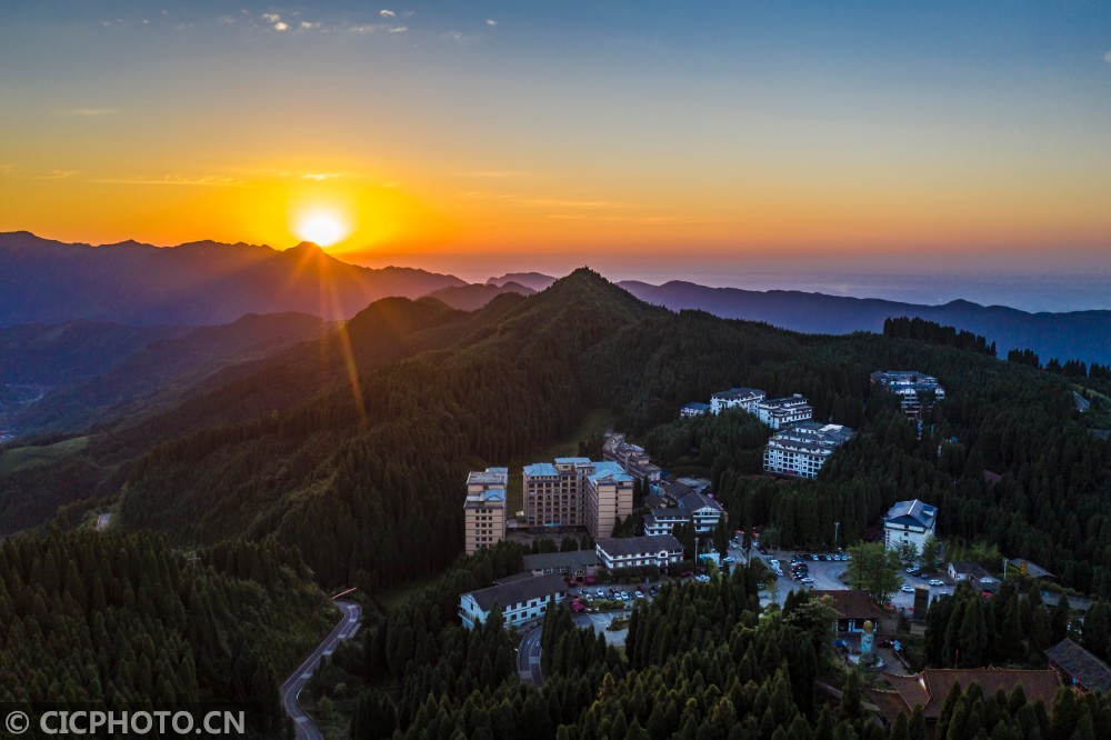 四川什邡钟鼎寺晨曦美如画
