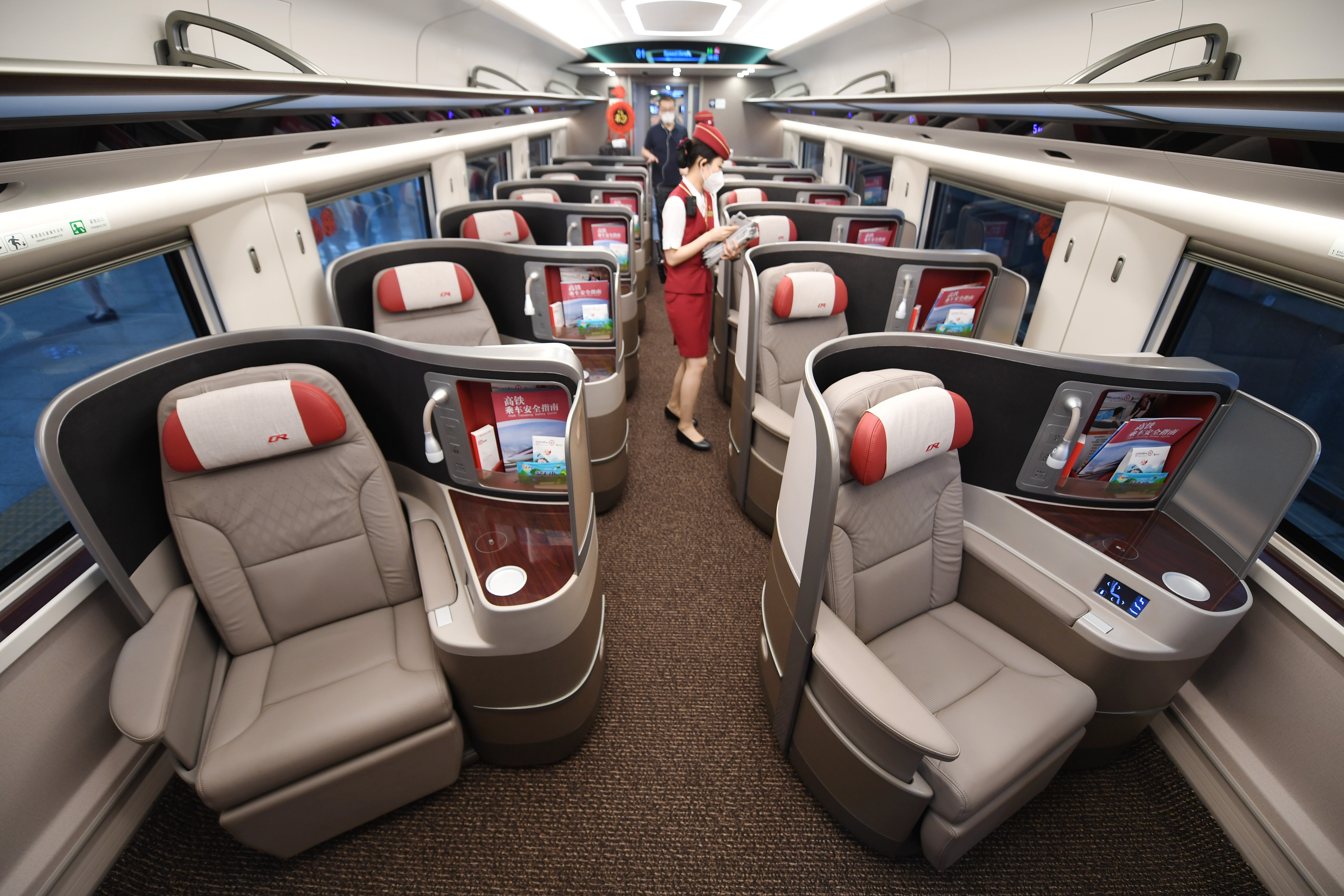 9时34分,g915次复兴号智能动车组驶出北京站,这个