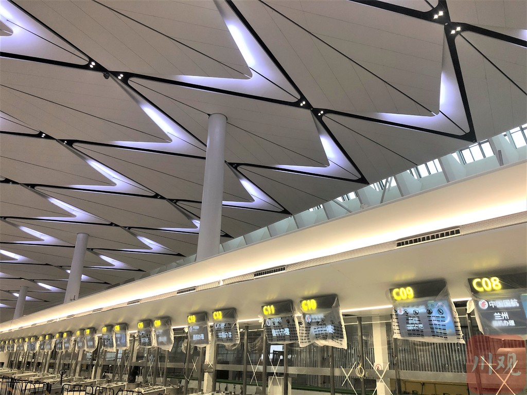 探访竣工的成都天府国际机场航站区 自助托运设备开始载行李测试