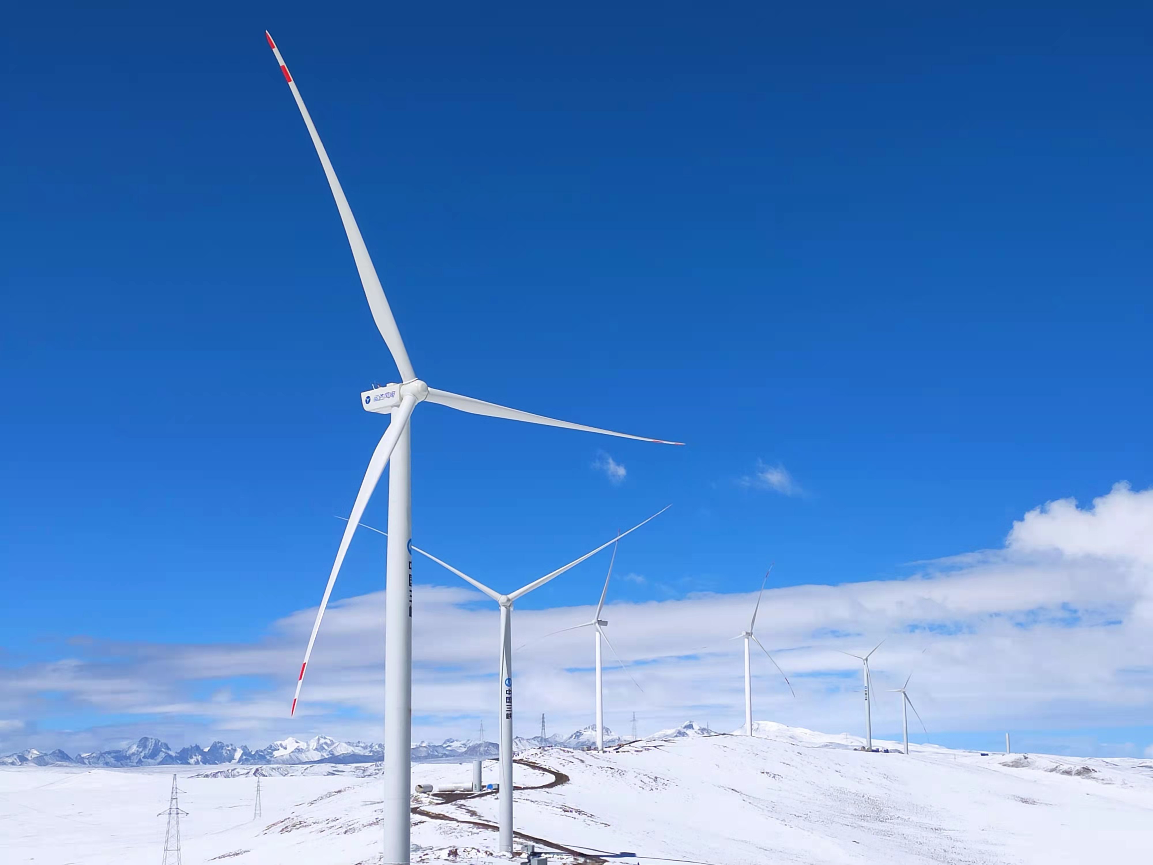 西藏一超高海拔风电场首批机组并网发电