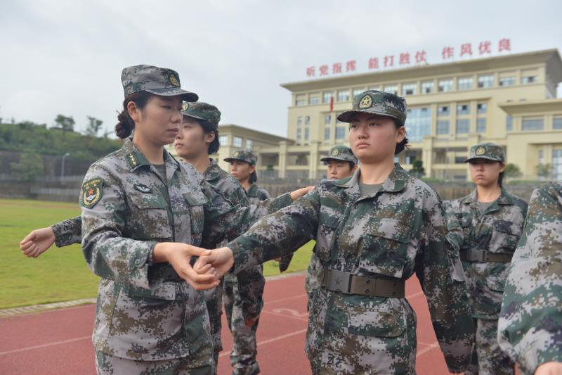 英姿飒爽成都警备区180余名预定女新兵役前教育训练