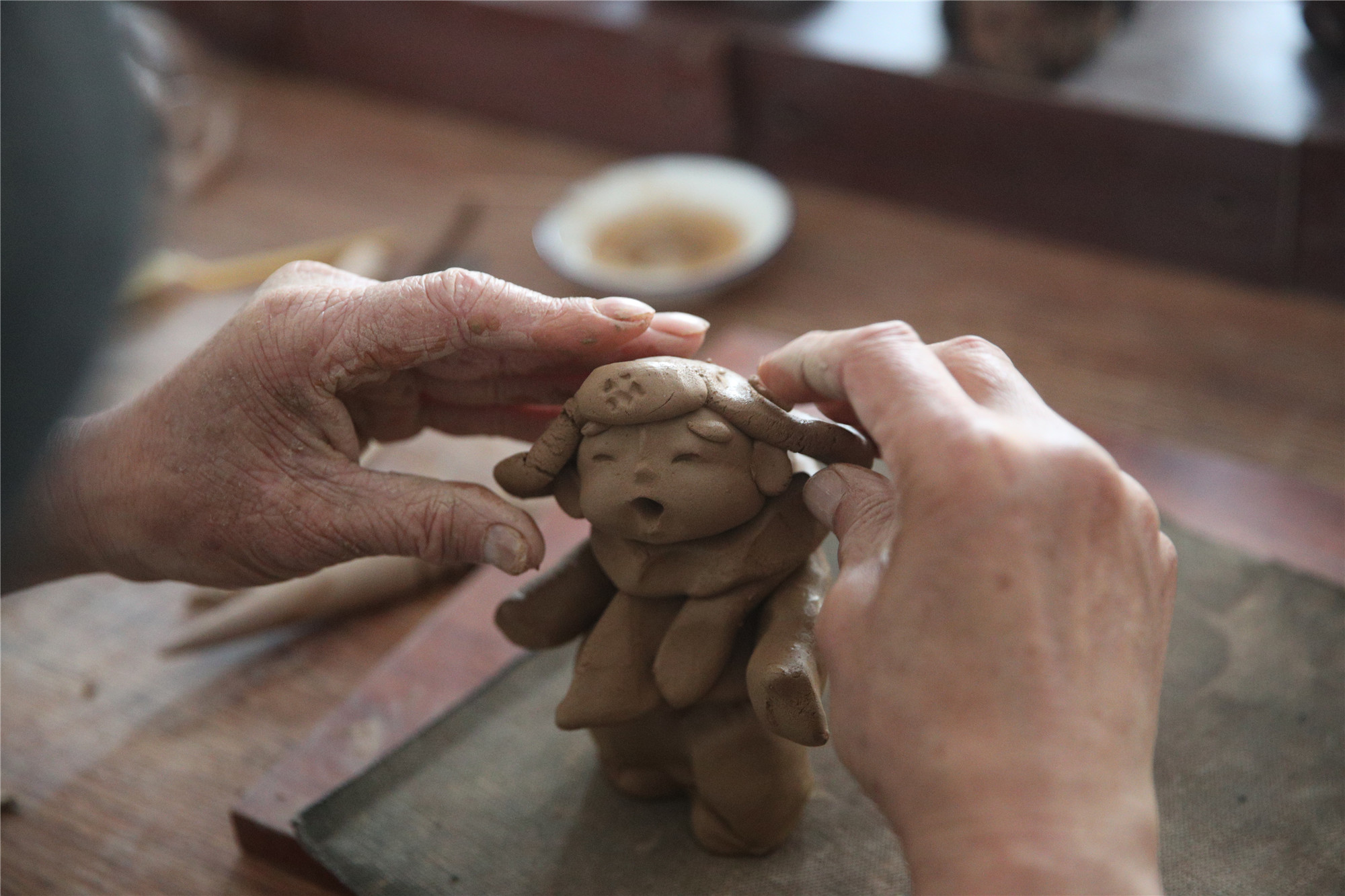 退休后,王辰更是全身心捏制泥人.