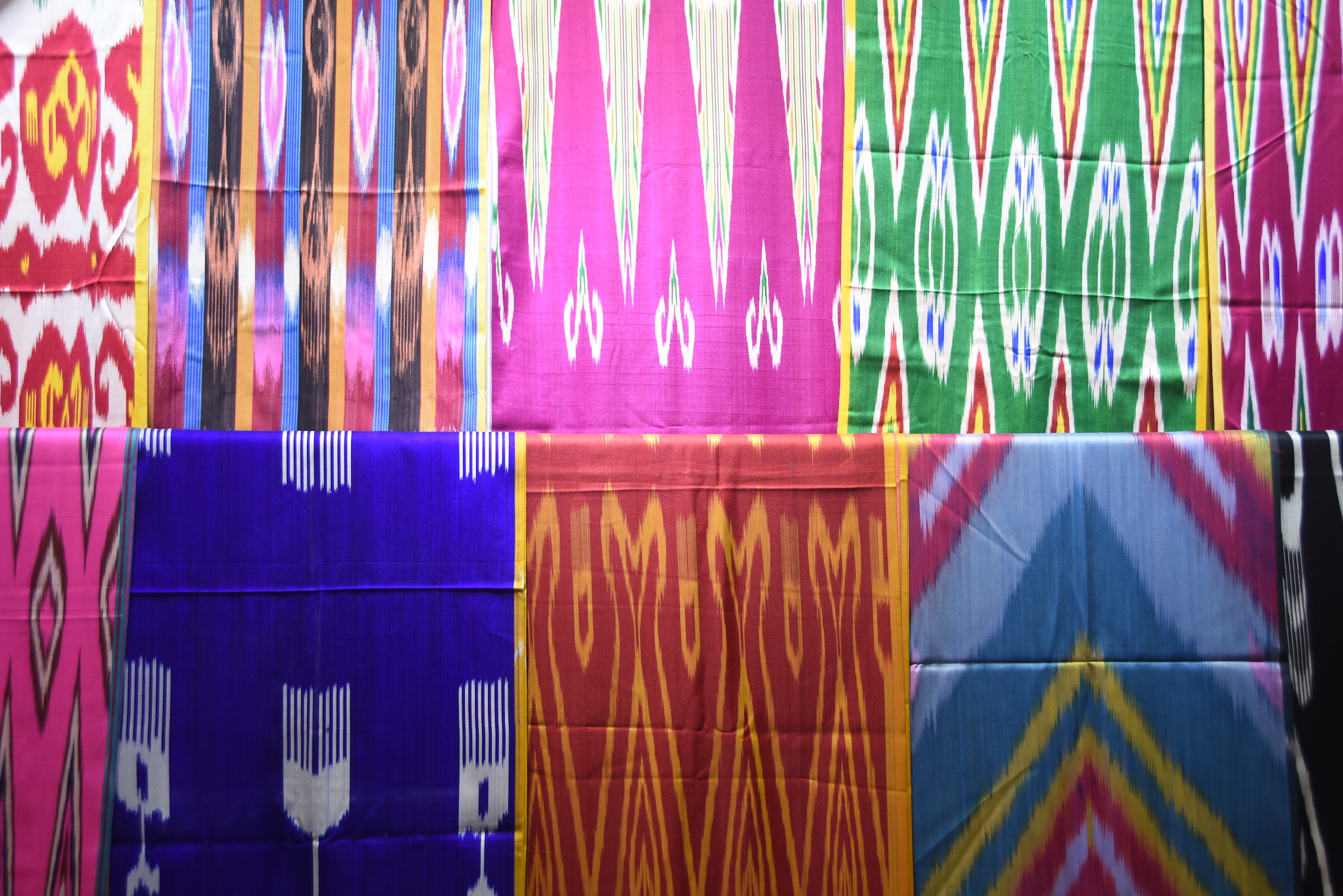 这是各种花纹的艾德莱斯绸.