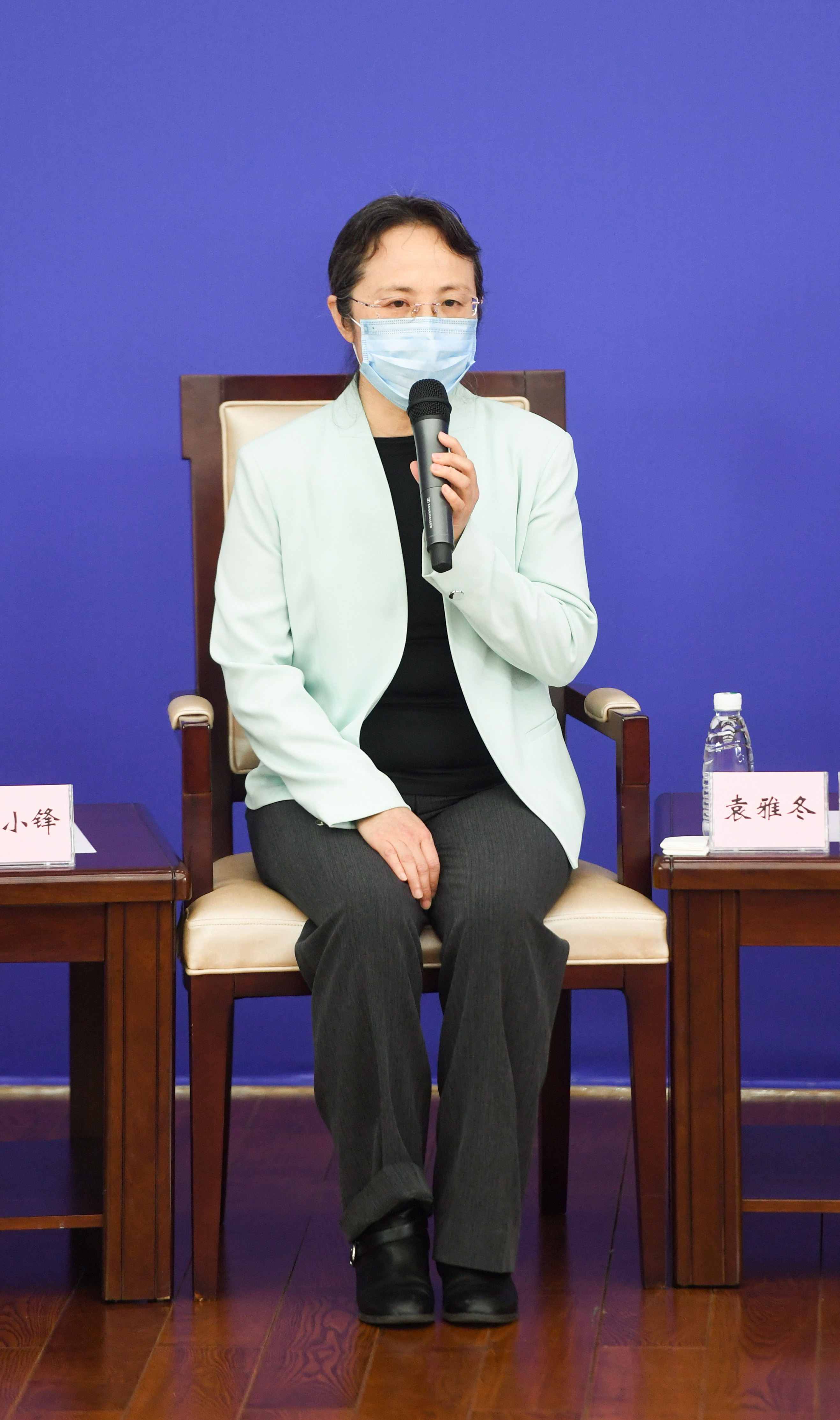 国新办举行疫情防控一线巾帼奋斗者记者见面会