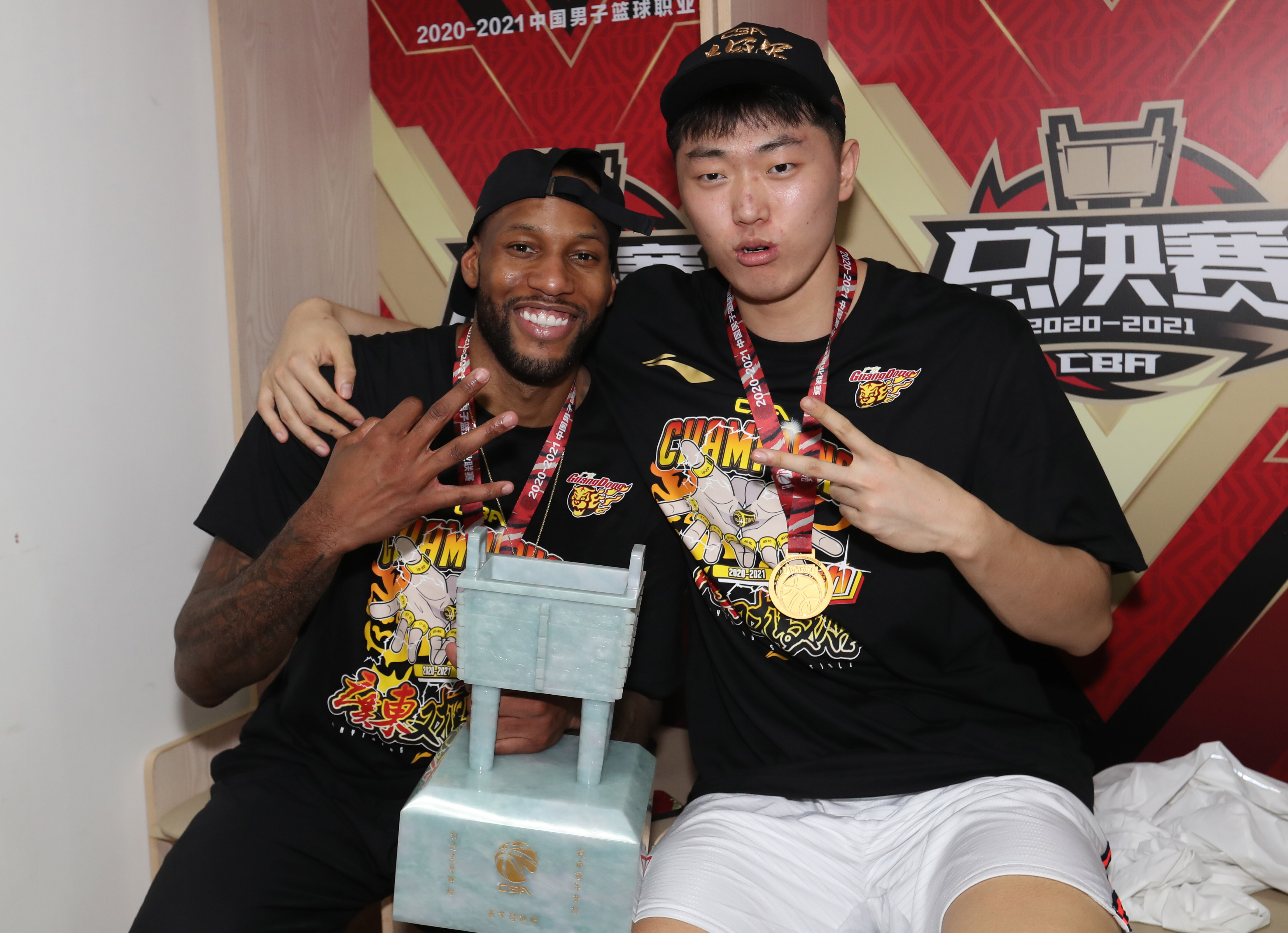 5月1日,广东队球员威姆斯(左)在更衣室里与队友张皓嘉合影