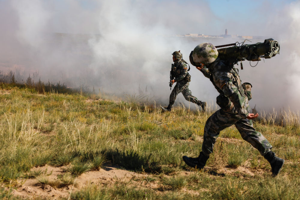 鏖战漠北铸利刃第79集团军某合成旅实兵对抗演练见闻
