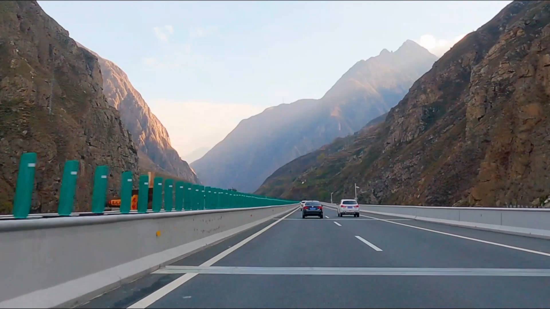 沿着高速看中国蓉昌高速云端高速串联藏羌走廊