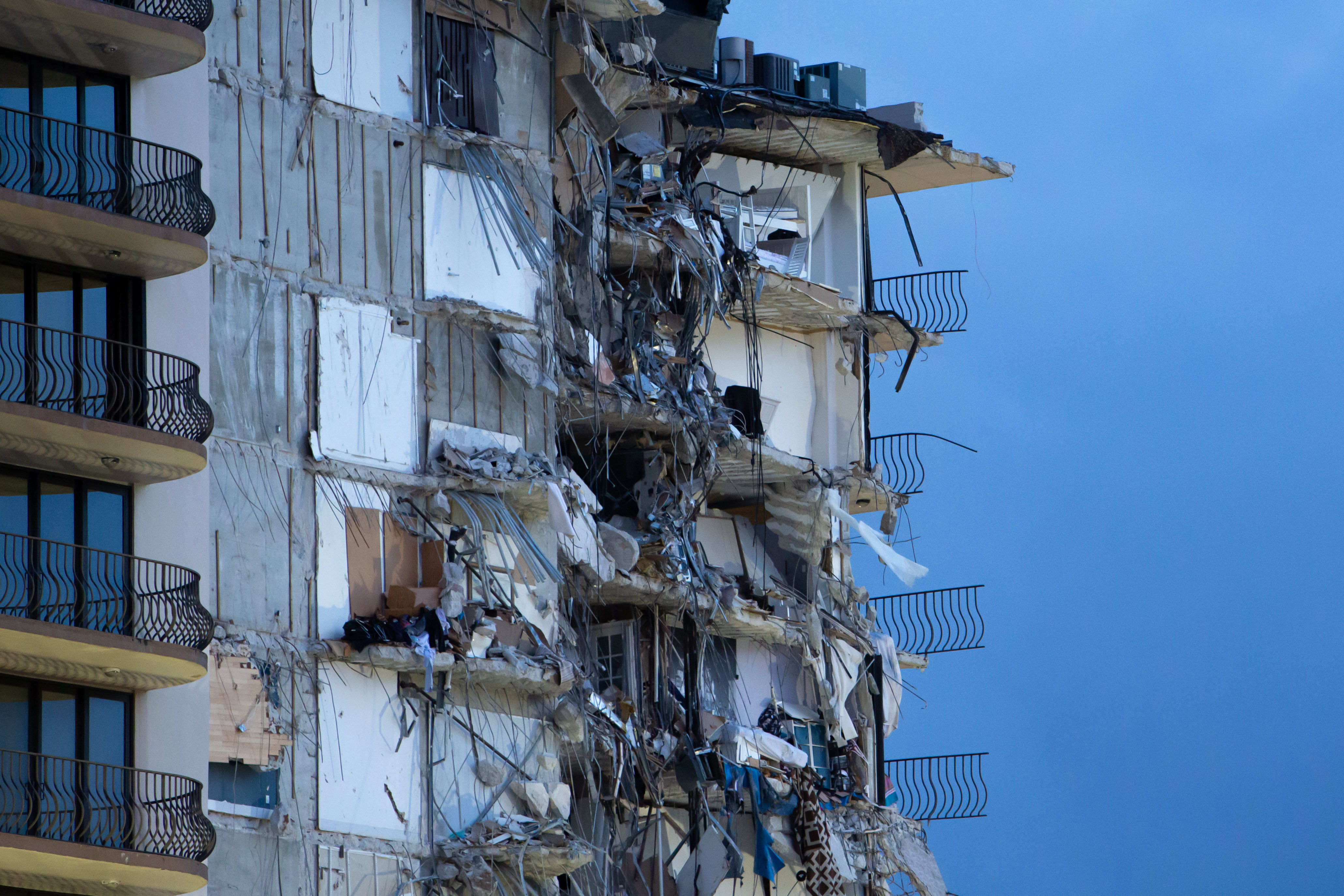 美国救援人员爆破塌楼尝试开辟搜寻通道121人仍下落不明