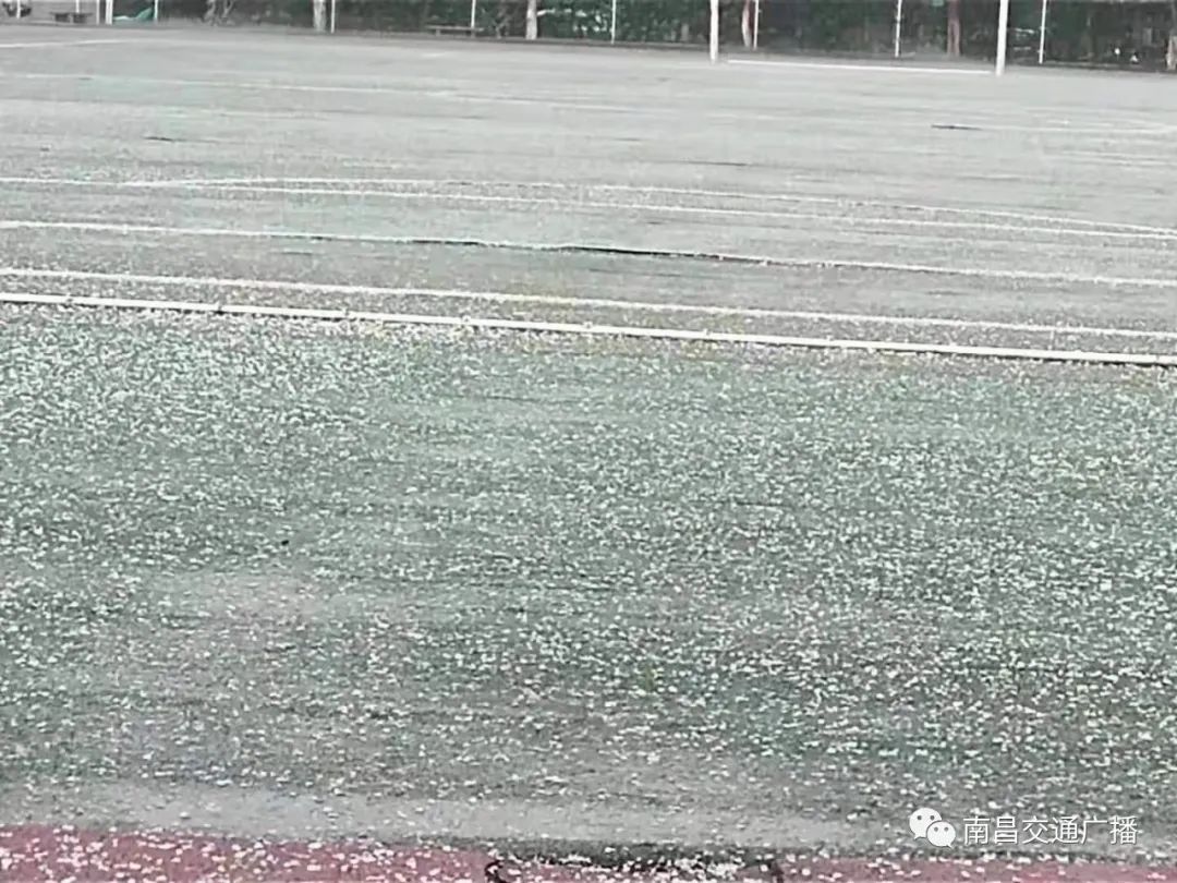 北京冰雹：“鸡蛋”大小的冰雹，多辆车、农田被砸毁！！！ - 哔哩哔哩