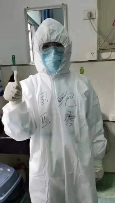 剃光头火遍全网的她回武汉了!现在的样子