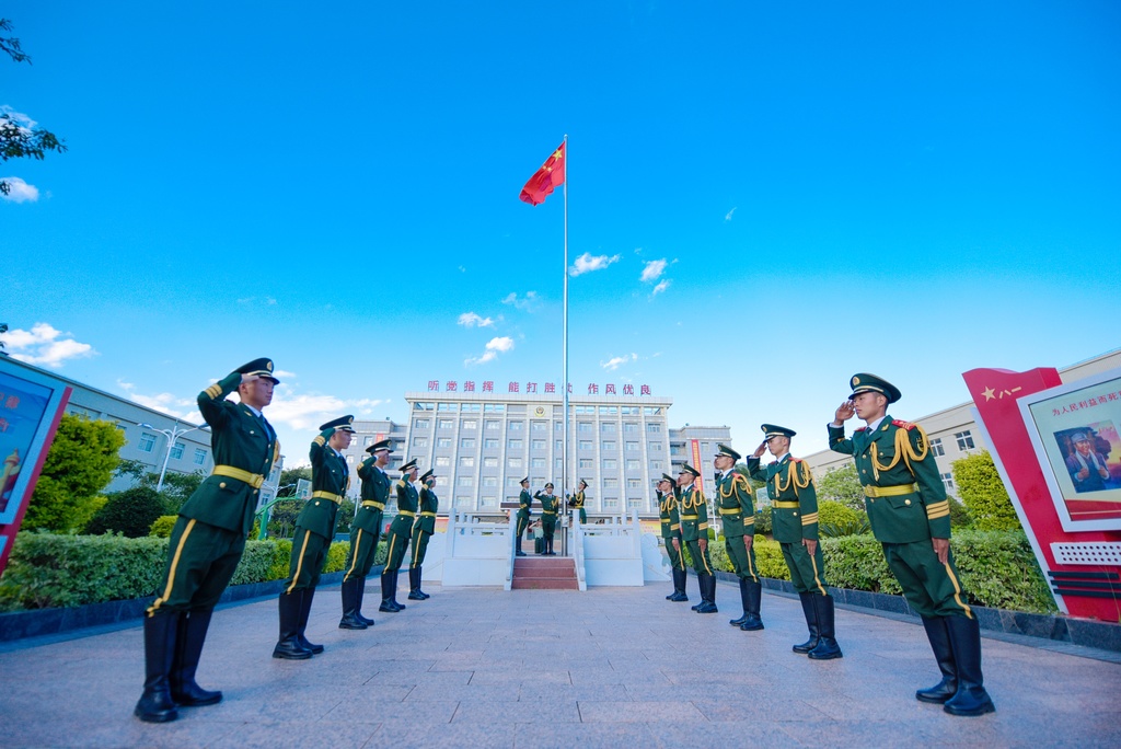 双节同庆祝福祖国武警四川总队各支队组织升国旗仪式