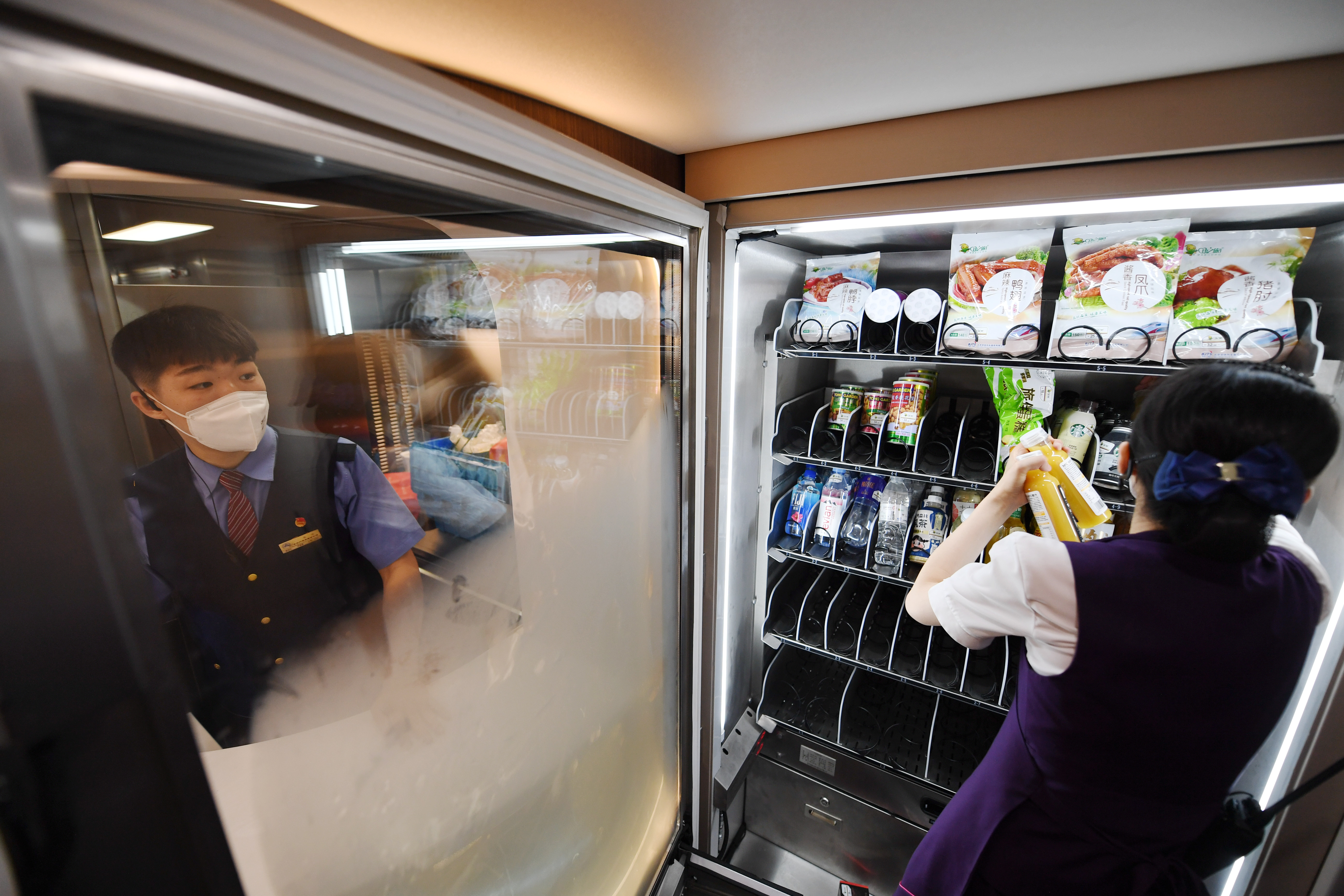 6月25日,工作人员在优化后的复兴号智能动车组(cr400af-bz型)g5次列车