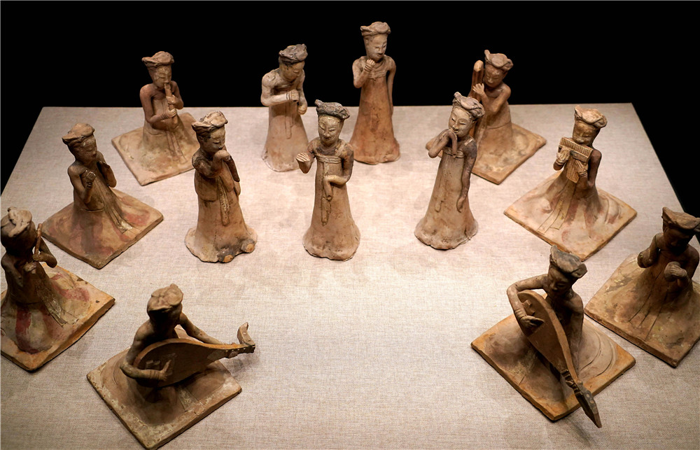 激起陈琳灵感的这组1959年河南安阳张盛墓出土的隋代乐舞俑,包括8件乐