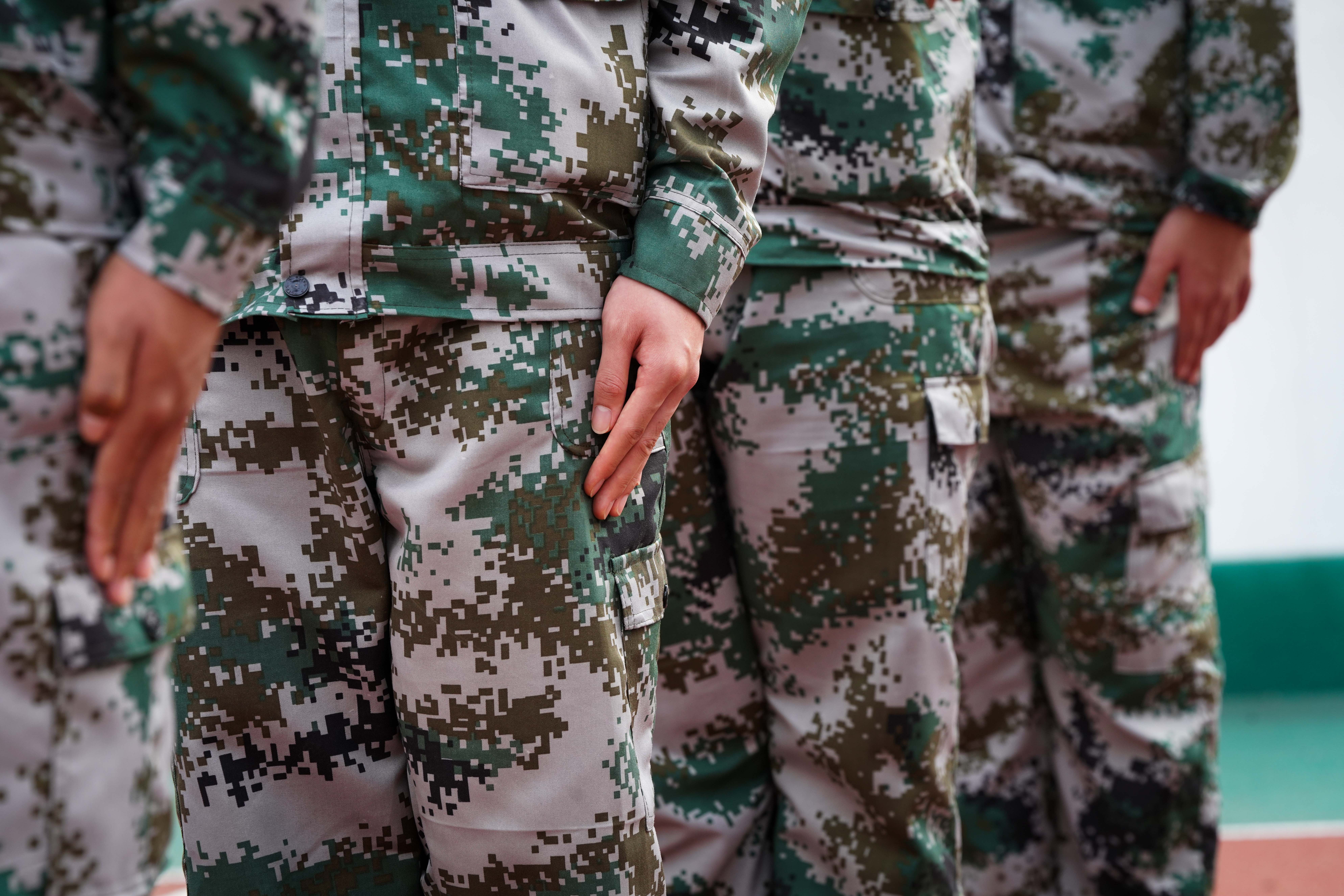 在东北林业大学新生军训的队伍中,整列学生的军姿手型因为王帅而略显