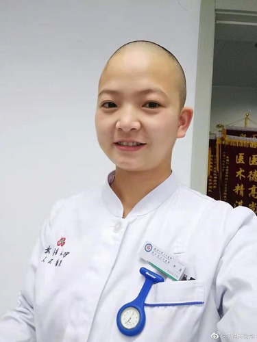 必胜武汉协和医院西院31名护士剪发抗疫