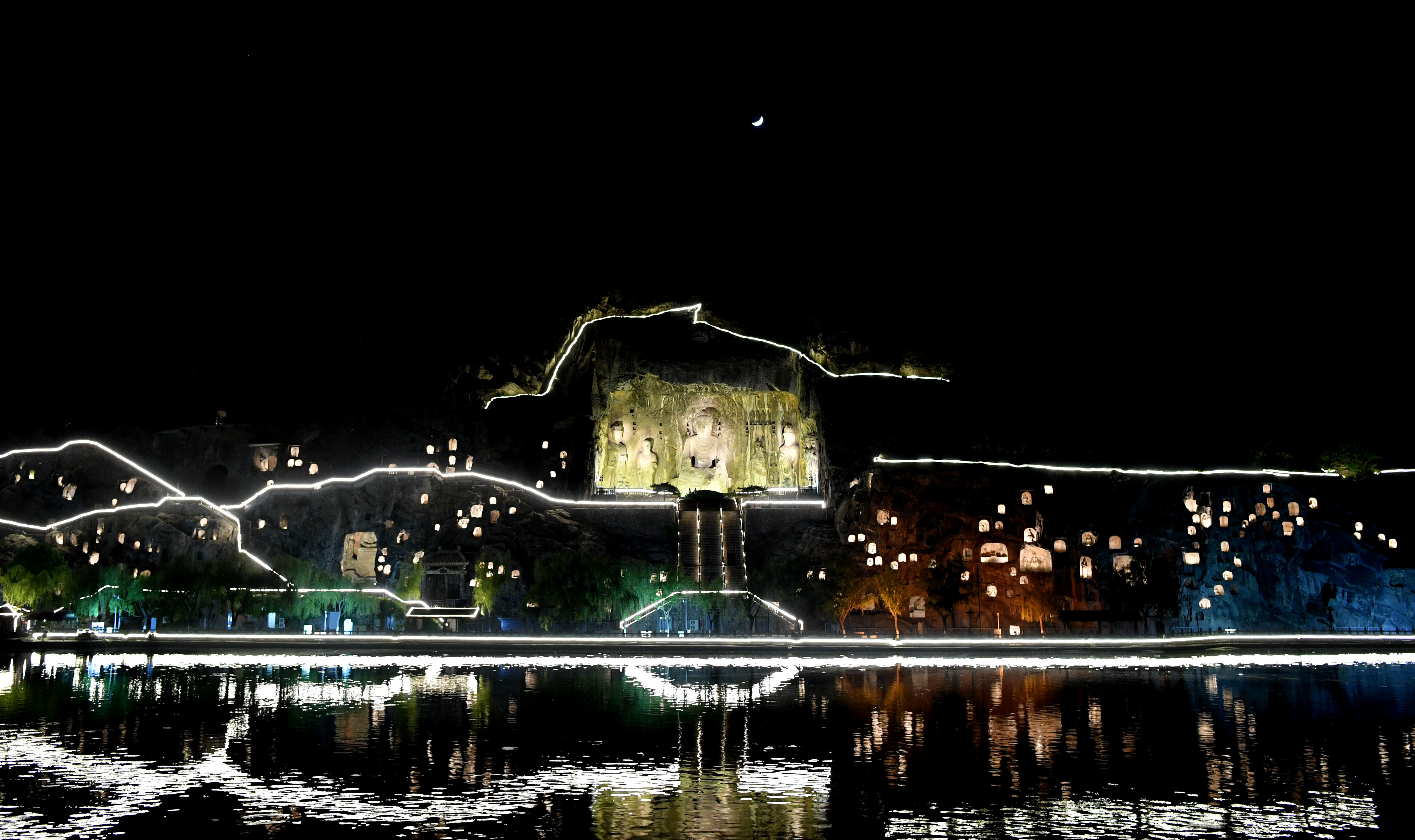 4月28日拍摄的洛阳龙门石窟景区夜景.