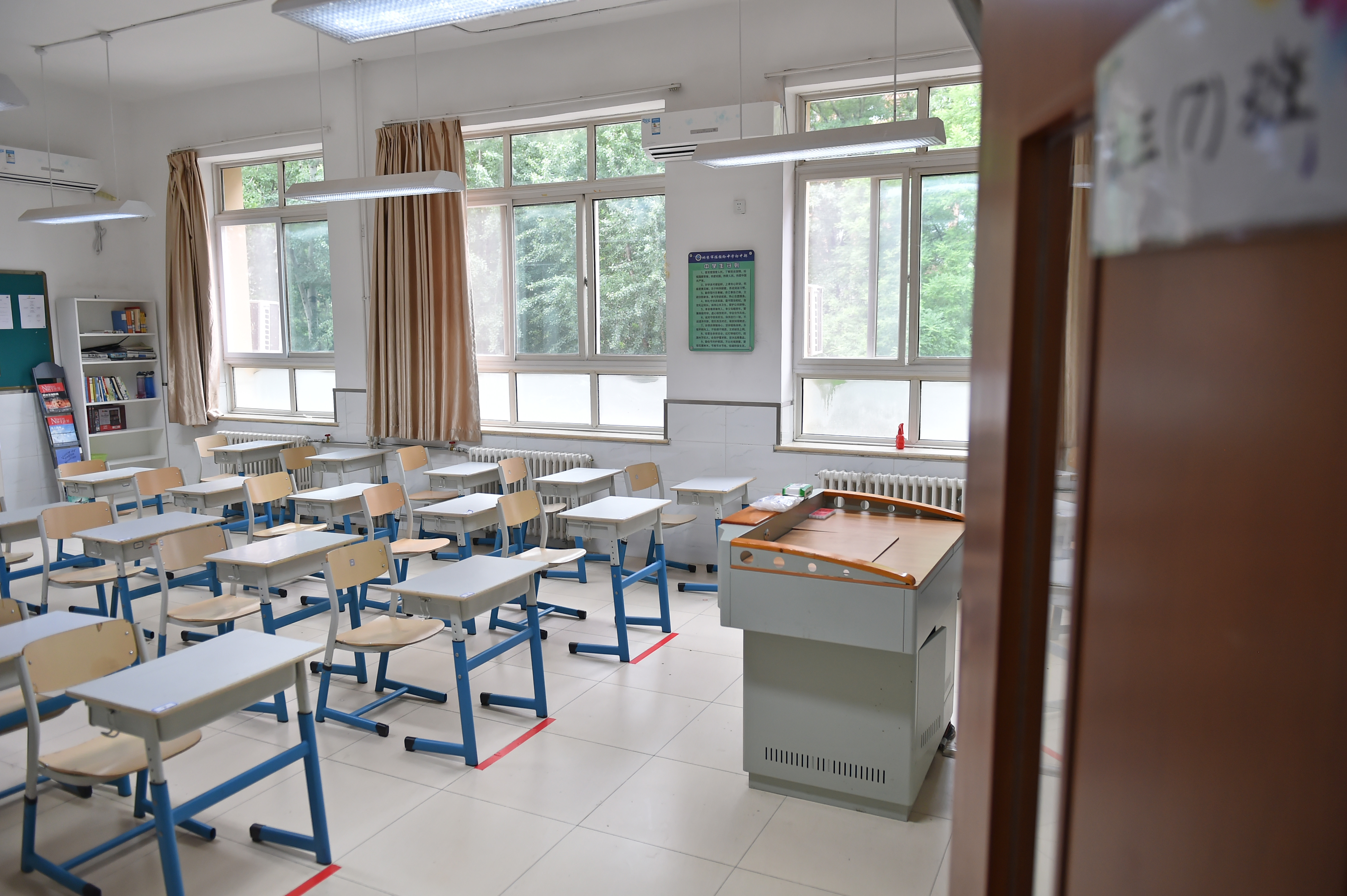 这是5月8日拍摄的北京市陈经纶中学(本部初中)一初三班级教室