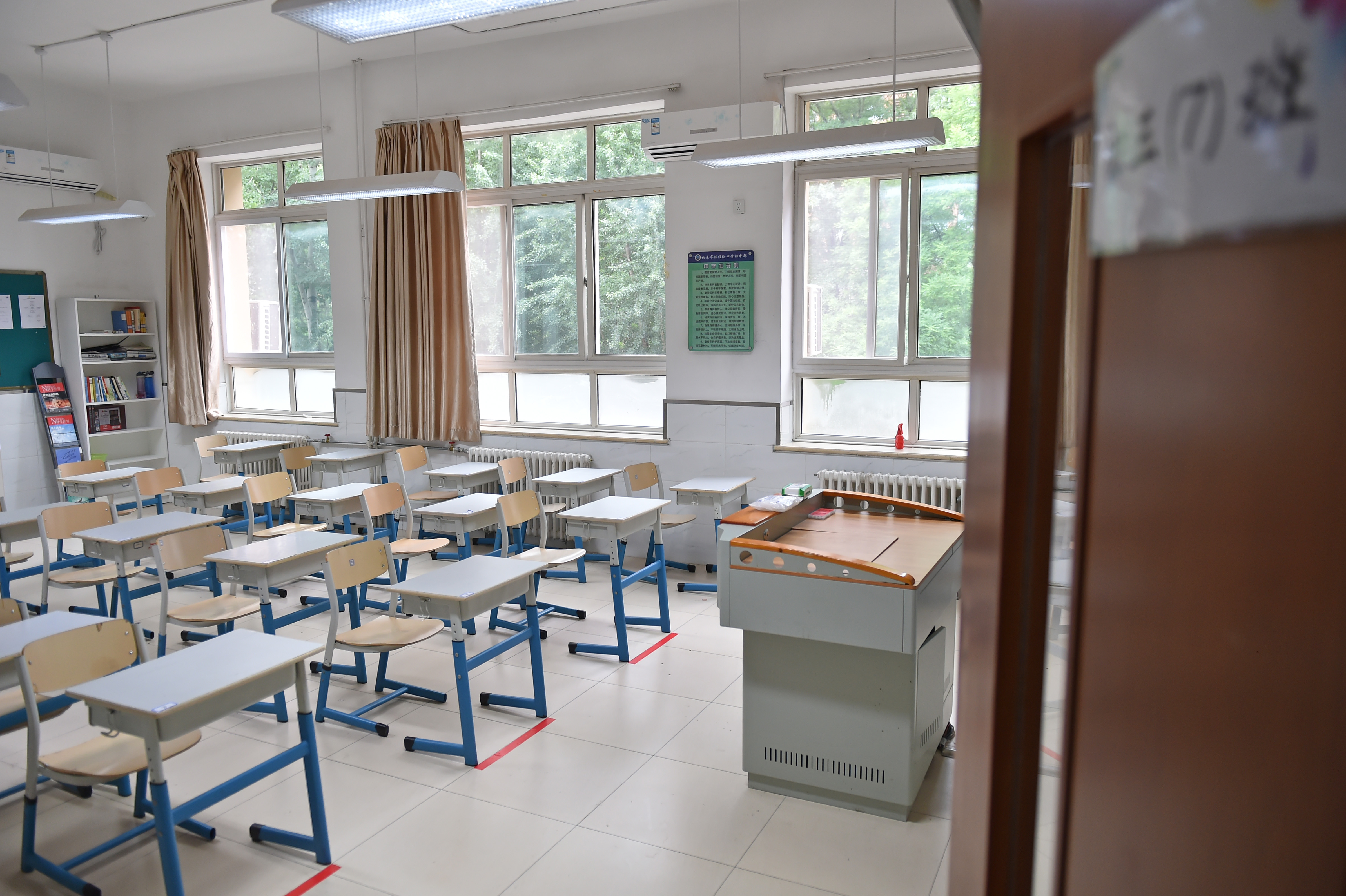 这是5月8日拍摄的北京市陈经纶中学(本部初中)一初三班级教室.