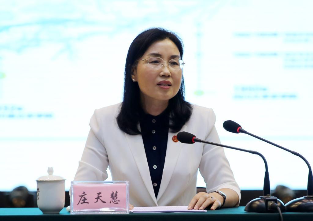 校党委书记庄天慧以"走进百年川农 书写青春华章"为题,通过视频直播的