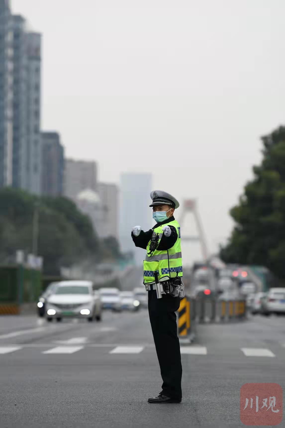 今年四川唯一成都这名交警当选全国最美公务员