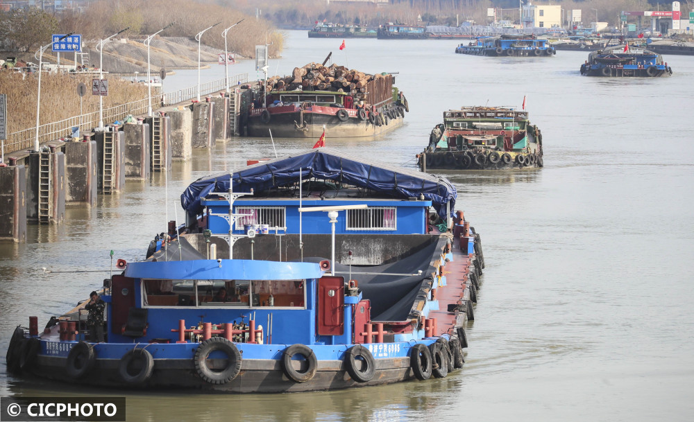 江苏淮安京杭大运河货船安全运输忙