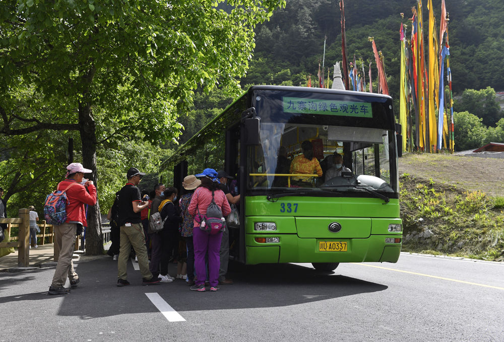 游客在九寨沟景区内乘坐观光车(6月18日摄).新华社记者 刘坤 摄