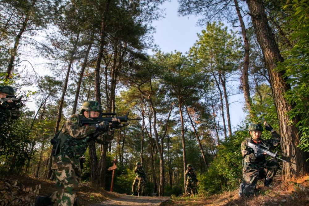 直击武警桂林支队林地练兵