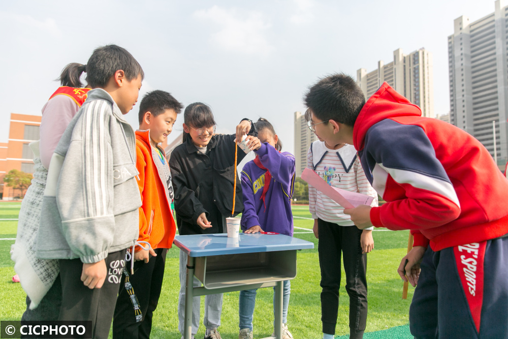 2021年11月3日,江苏如皋经济技术开发区实验小学学生在合作进行榷味