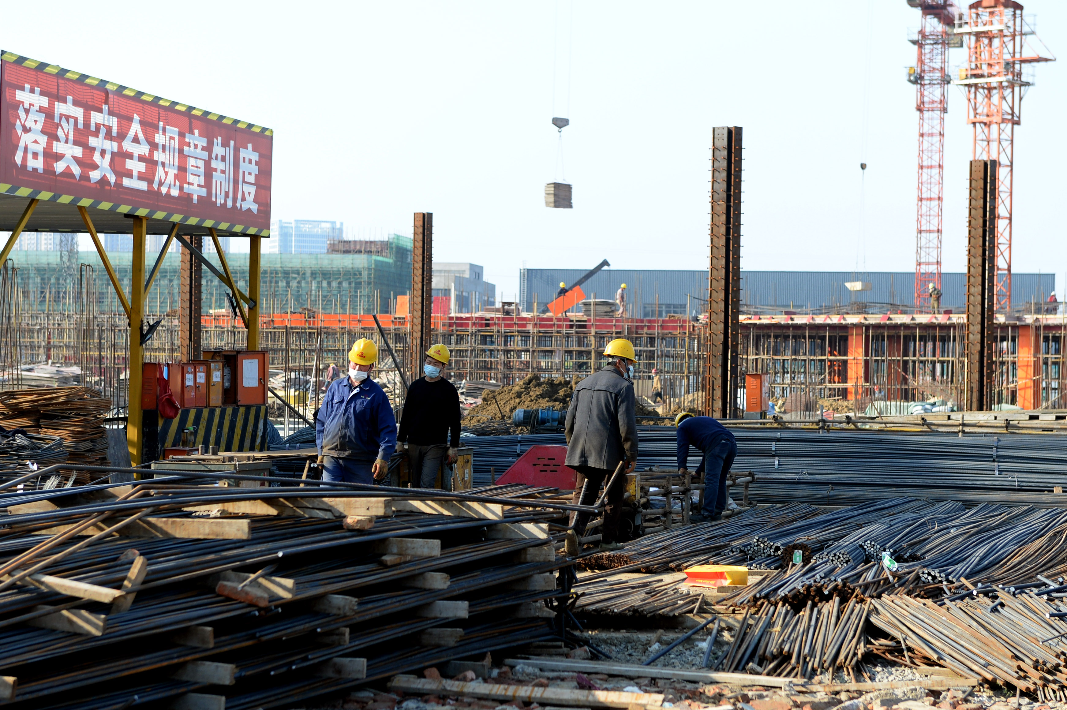 3月5日,肥東縣一學校建設項目的施工人員在工地上作業.