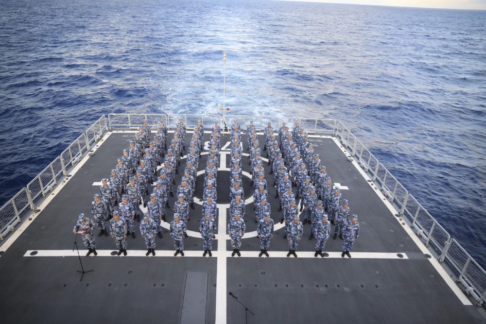 海军第37批护航编队举行向祖国报告宣誓签名仪式