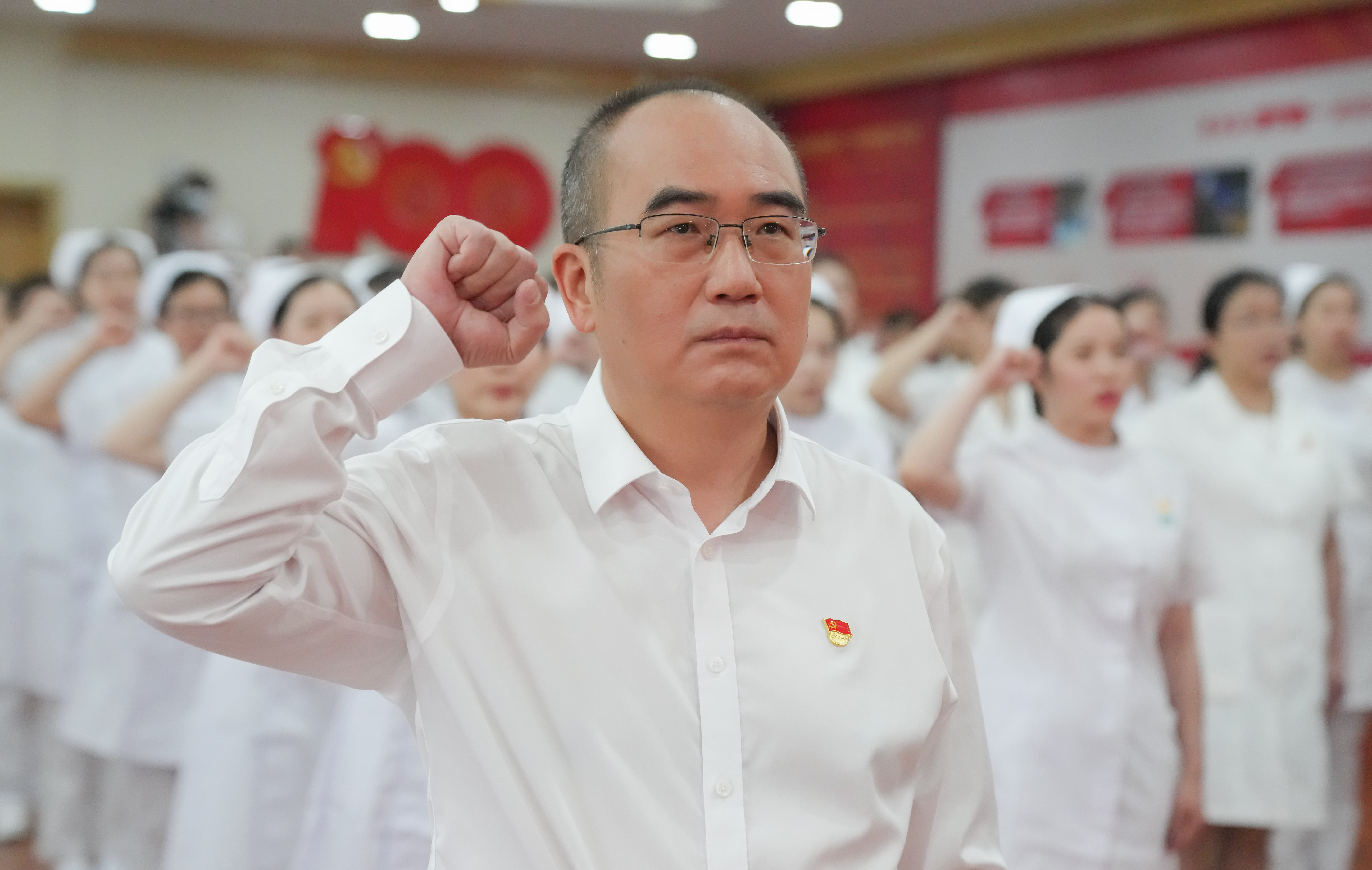 党员入党宣誓活动在此举行,"人民英雄"国家荣誉称号获得者张定宇领誓