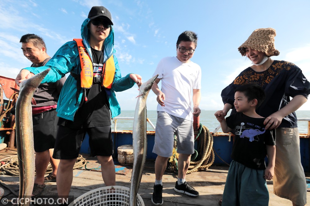 浙江舟山阖家出行海上捕鱼