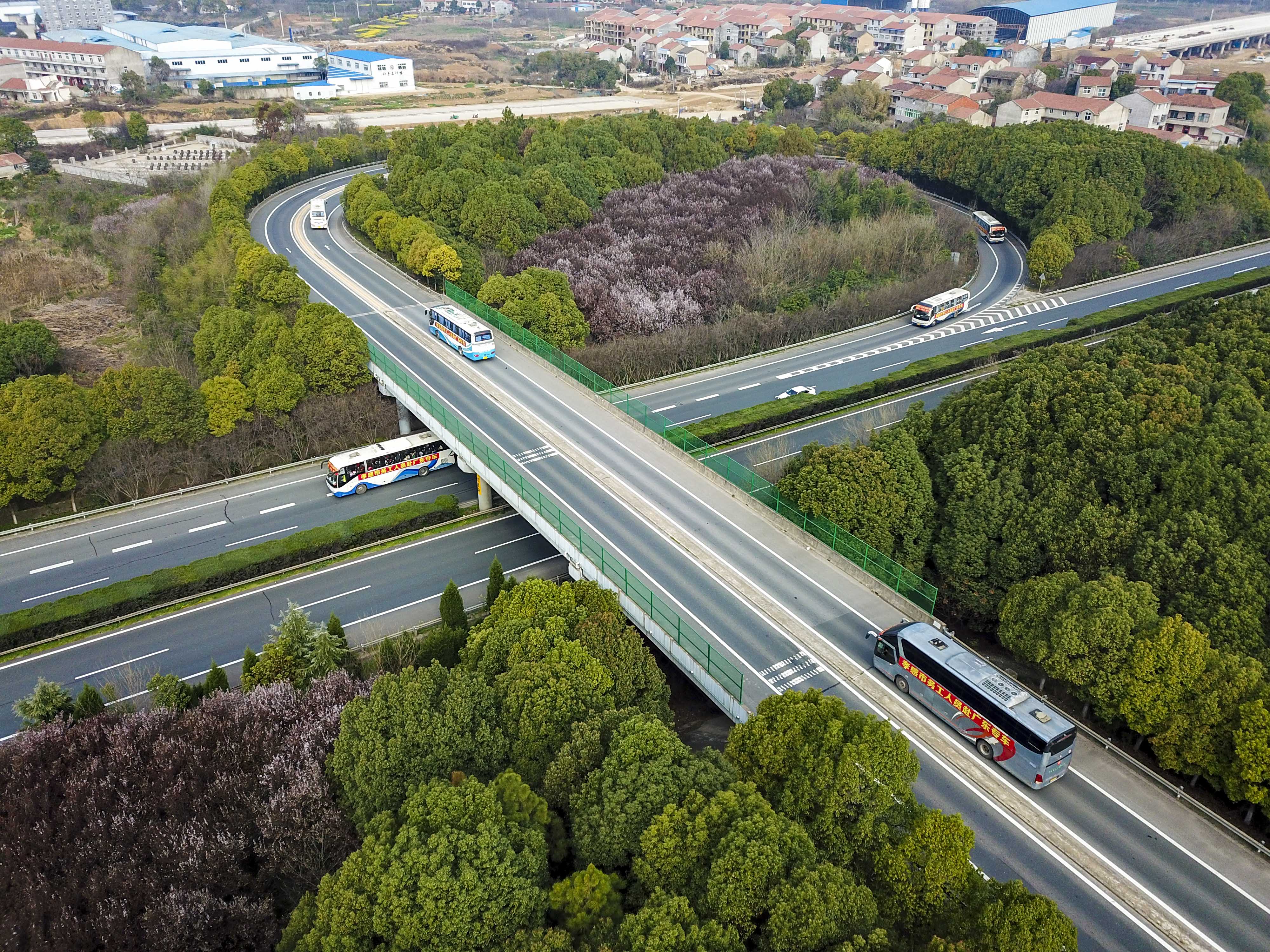 在雄安新区,京港澳高速是当地"四纵三横"区域高速公路网中的重要"一纵