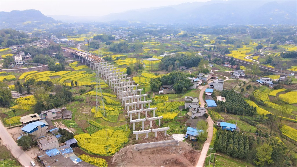 其中,中建三局負責承建的標段,東起名山區與成都市蒲江縣交界處觀音閣