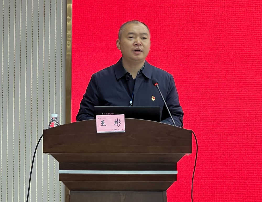 12月17日,泸州市人民医院副院长袁云华在开幕式上发言.