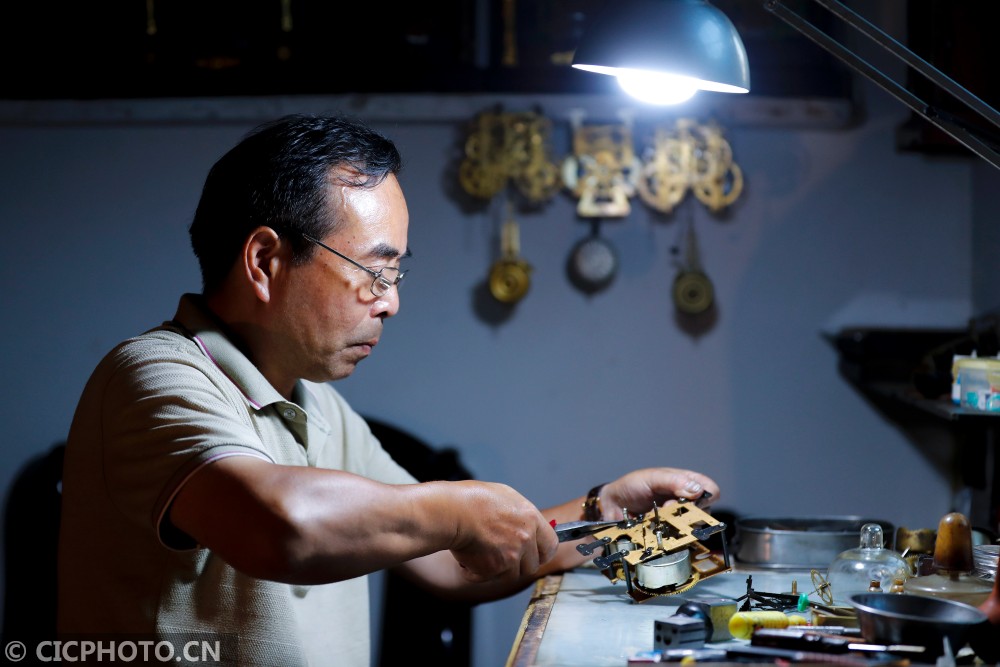 在安徽省黄山市休宁县溪口镇,钟表匠程更新在维修钟表