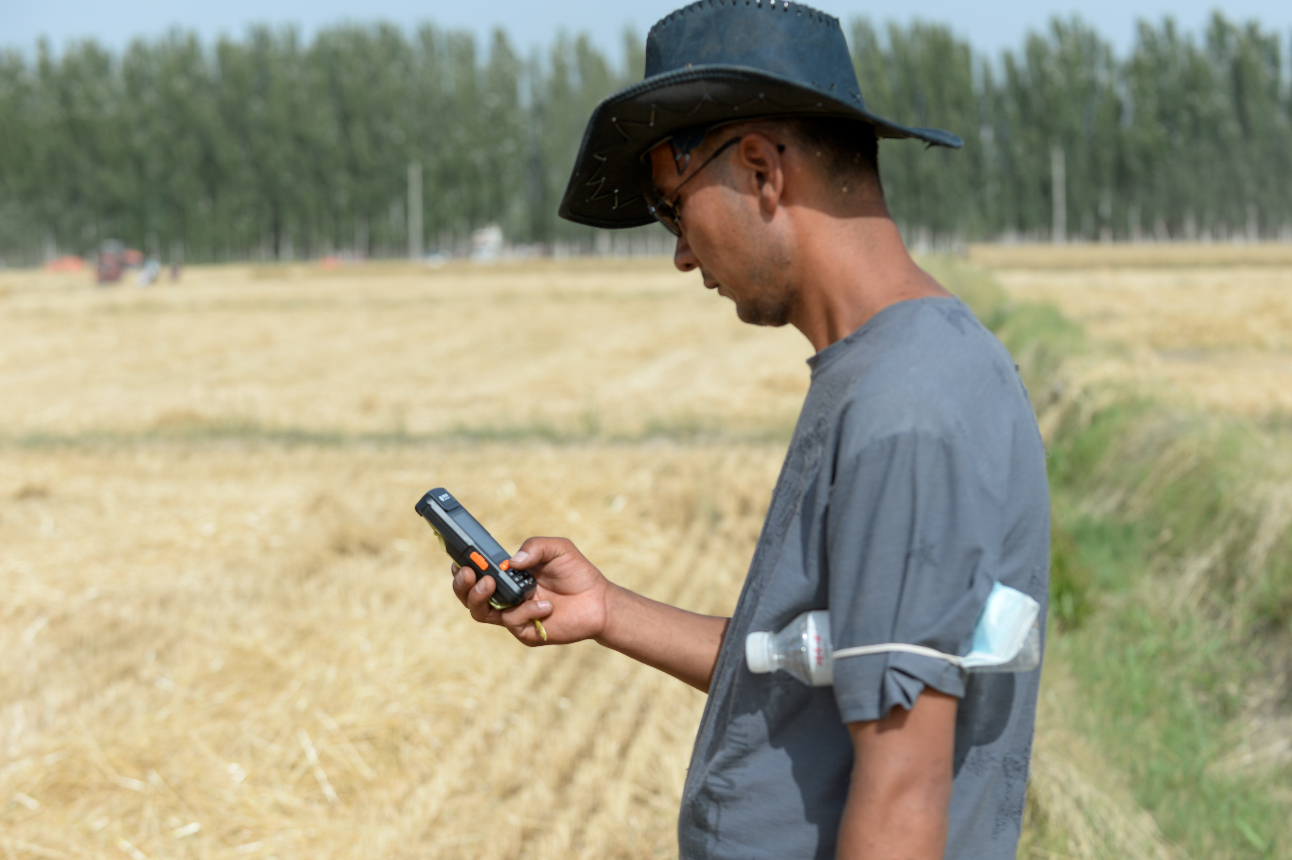 90后麦客持北斗导航麦田淘金