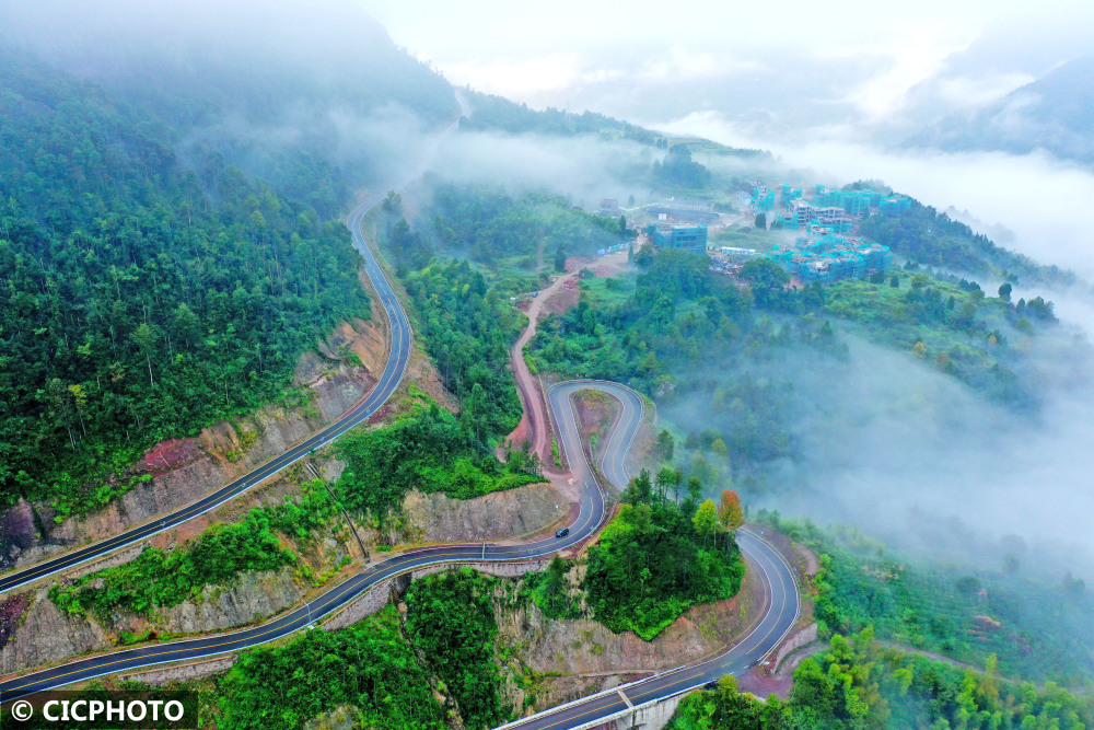 摄↑2021年10月9日拍摄的云南省红河哈尼族彝族自治州元阳县南沙镇大