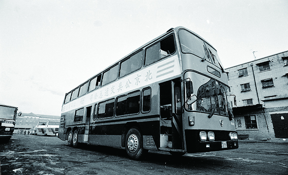 百年公交车轮滚滚满载首都蝶变