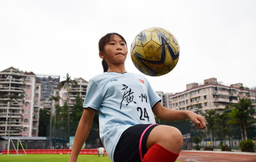 追光山区女孩现身欧国联展示c罗同款奖杯