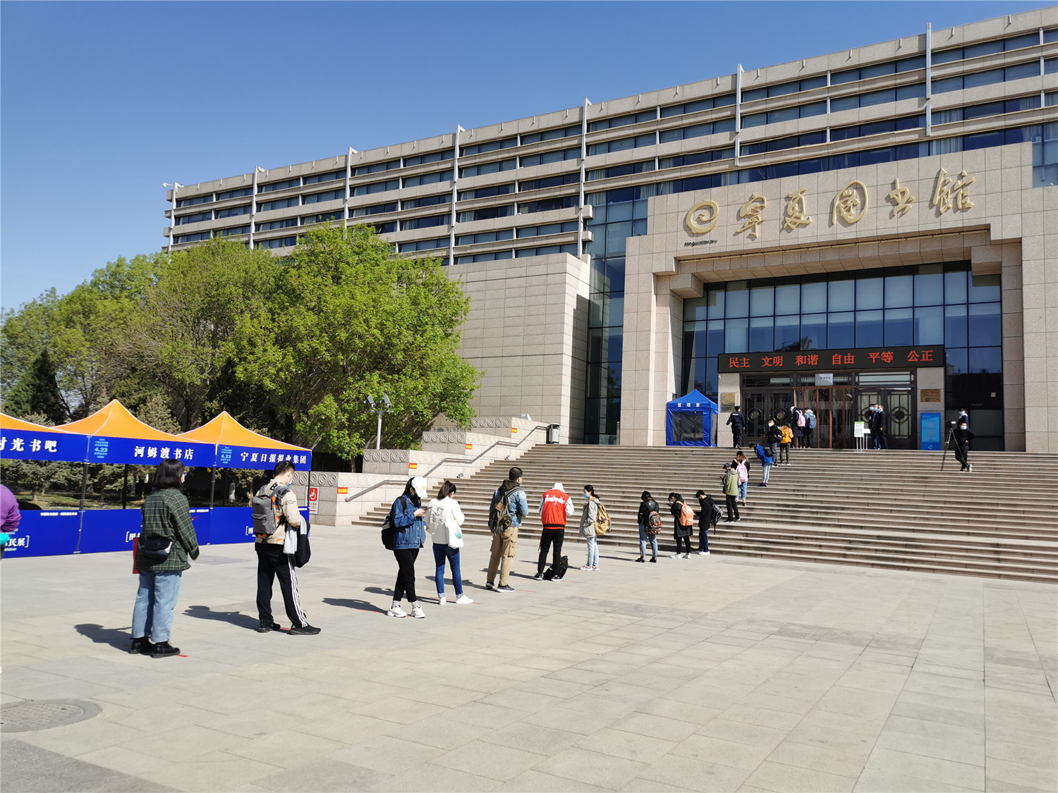 早上10點開門前,寧夏圖書館前已排起了長隊.