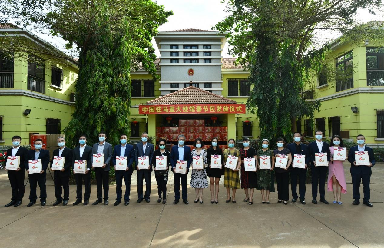 中国驻马里大使朱立英表示,去年,在马里疫情吃紧,物资短缺时,使馆向